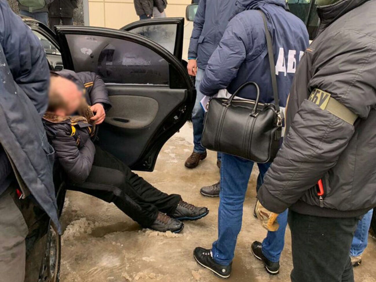 Чоловіків затримали після одержання останньої частини хабара в розмірі $500