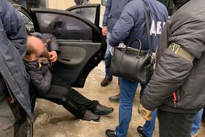 Чоловіків затримали після одержання останньої частини хабара в розмірі $500