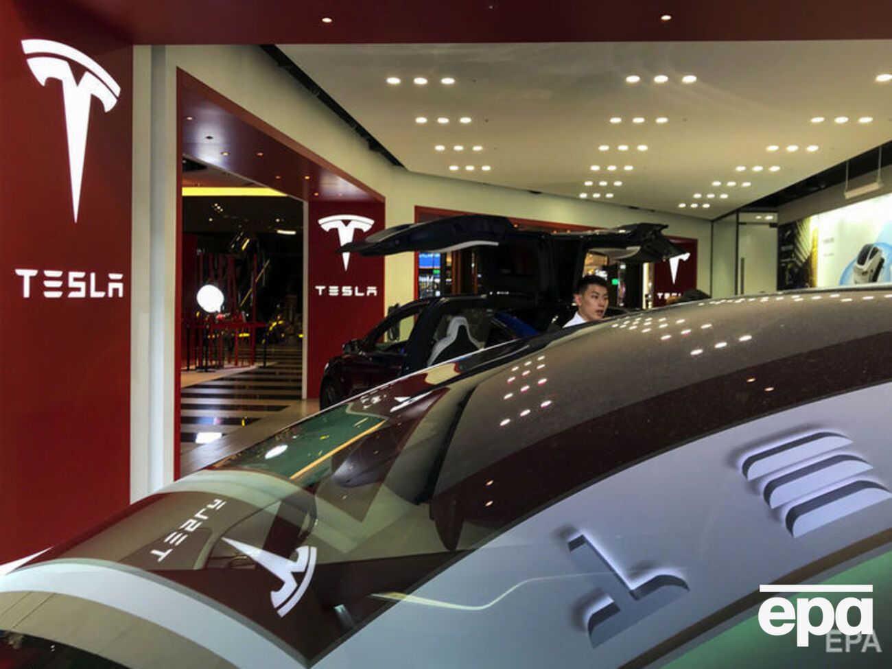 Tesla гратиме вандалам і грабіжникам класичну музику