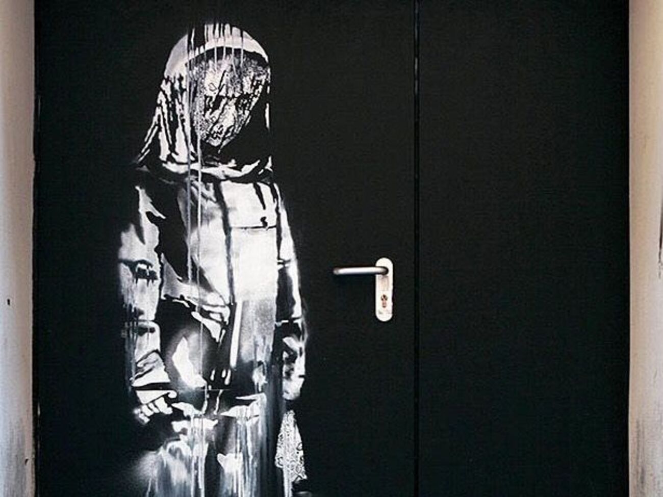 На дверях&nbsp;Бэнкси нарисовал&nbsp;скорбящую женщину