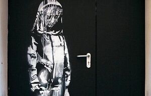 На дверях Бэнкси нарисовал скорбящую женщину