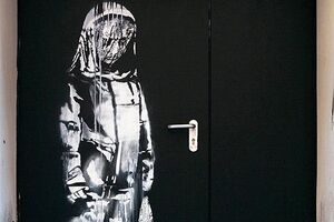 На дверях Бенксі намалював скорботну жінку