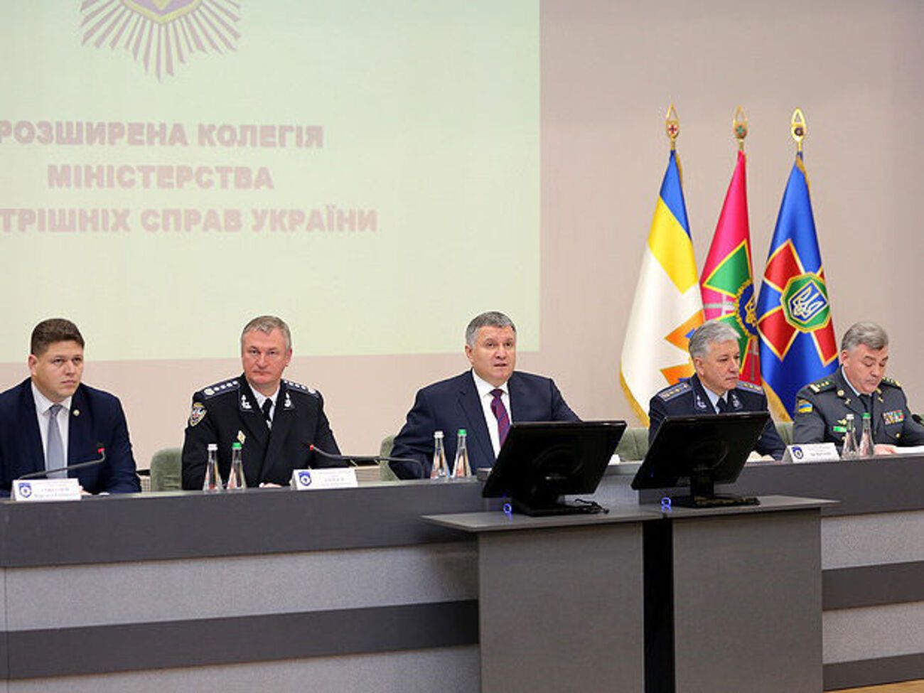 Аваков (посередине):&nbsp;Финансирование избирательной кампании должно быть только из "белых" денег