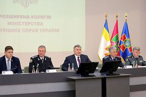 Аваков (посередине): Финансирование избирательной кампании должно быть только из "белых" денег