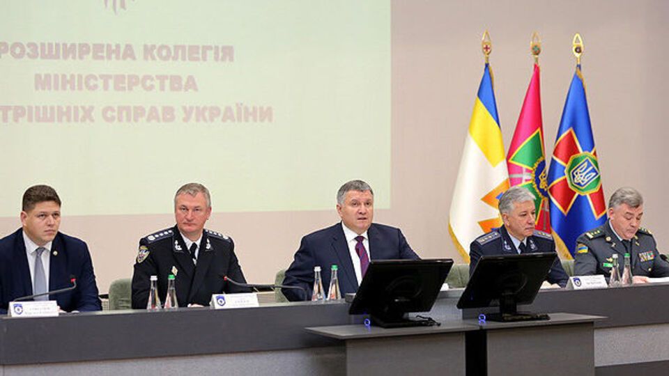 Аваков (посередине): Финансирование избирательной кампании должно быть только из "белых" денег