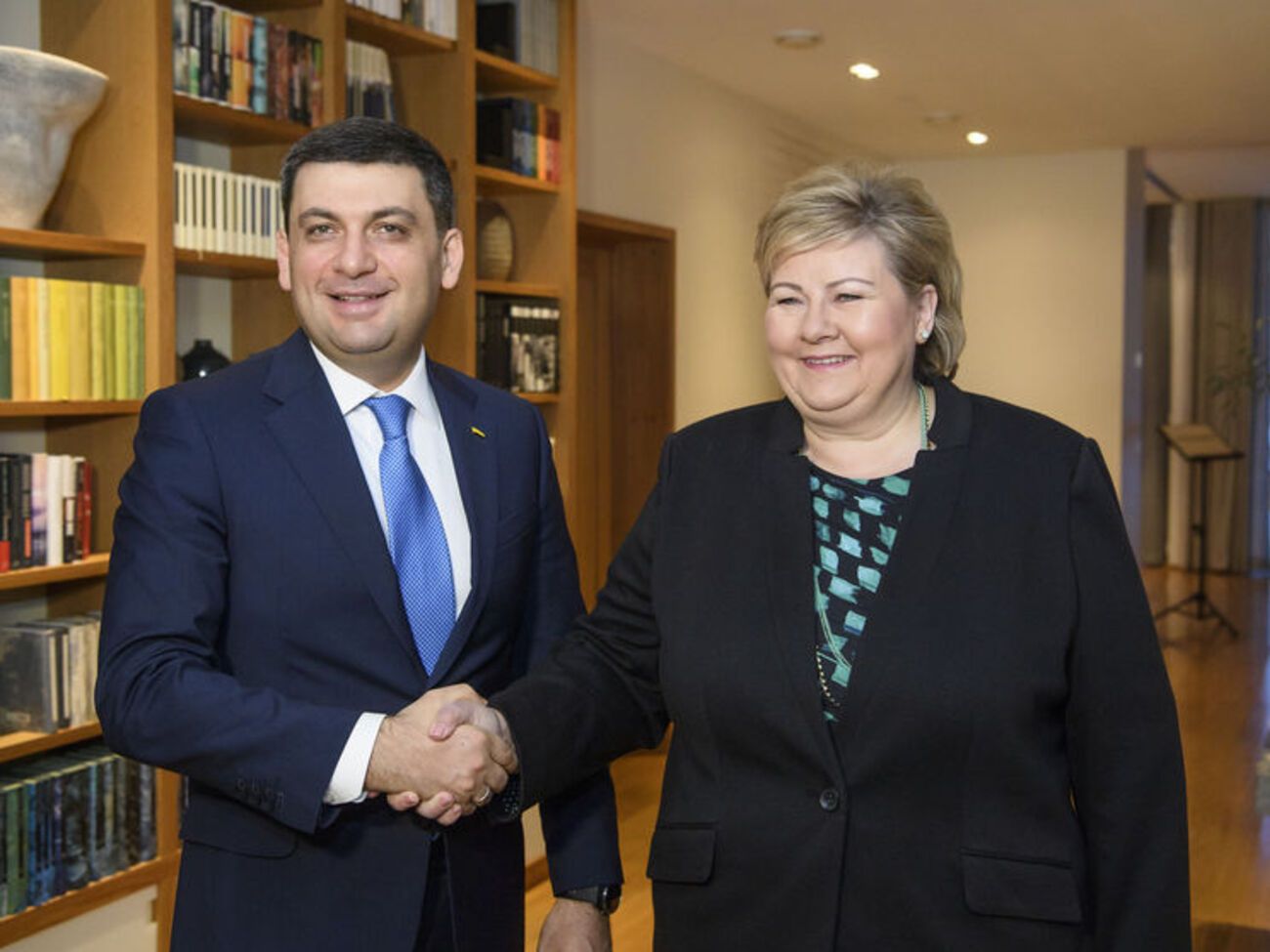 Гройсман провел встречу с главой норвежского правительства