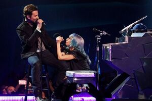 Леди Гага пригласила Купера на сцену