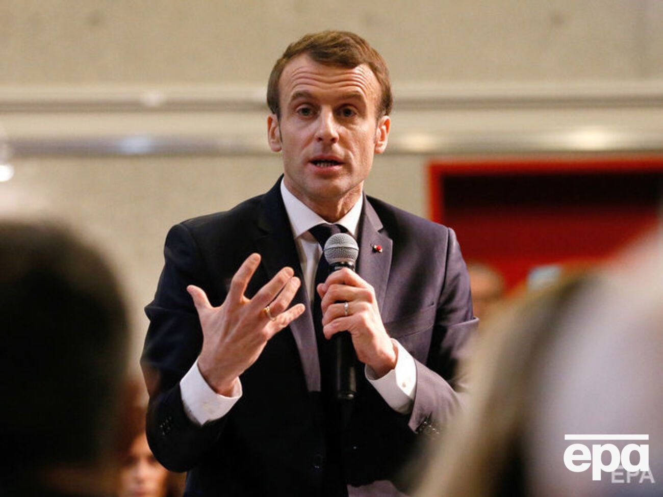 Проходящие протесты в стране Макрон охарактеризовал как "социальный кризис"