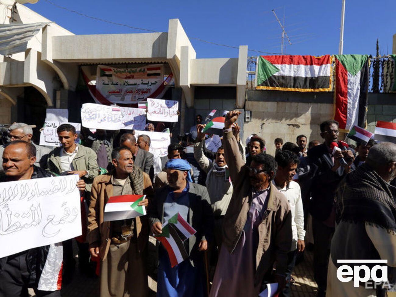 Суданцы требуют отставки президента Башира