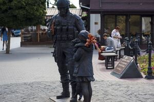 Памятник установили летом 2016 года