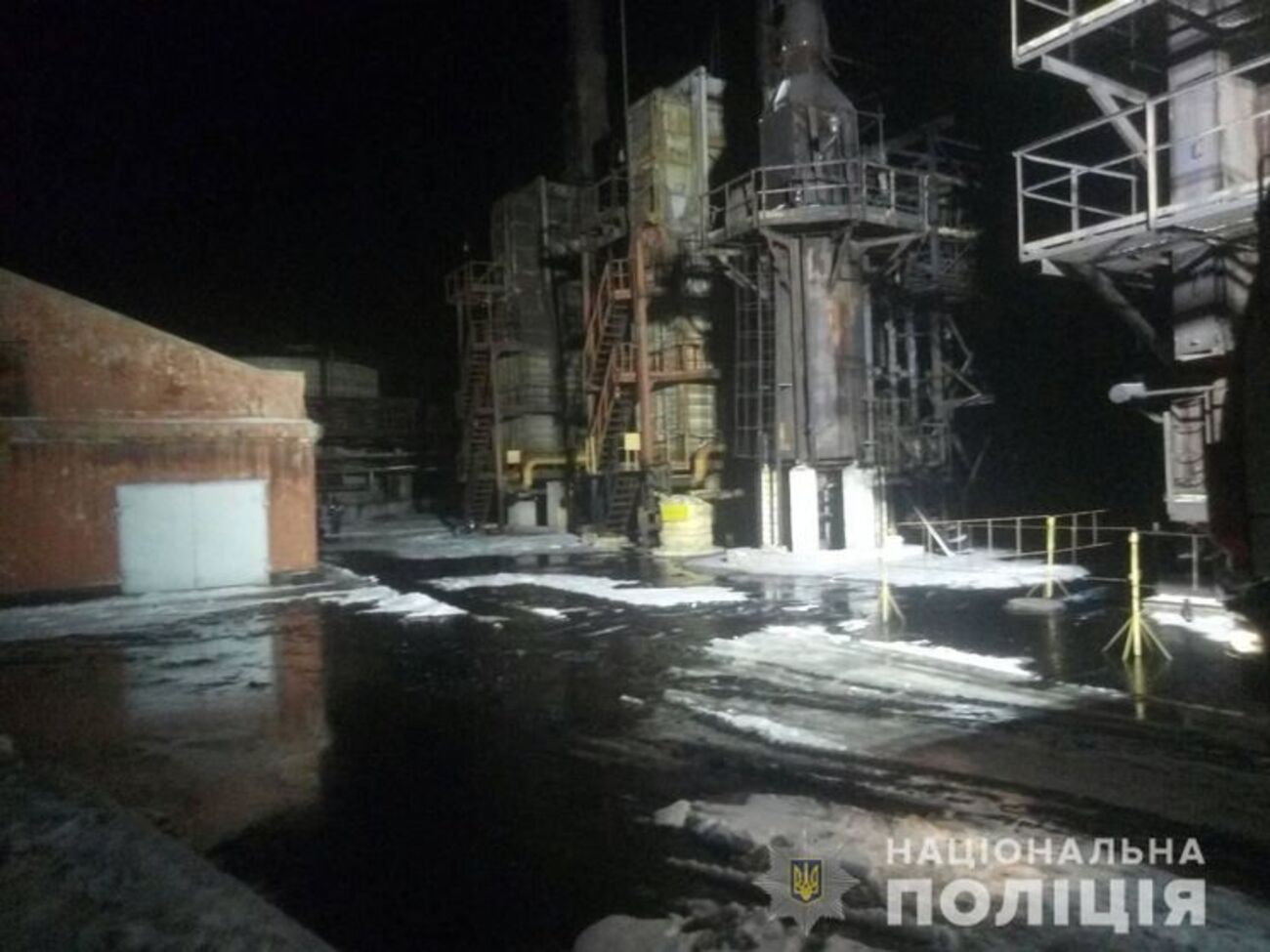 У поліції зазначають, що в момент вибуху на території заводу перебувало 13 людей