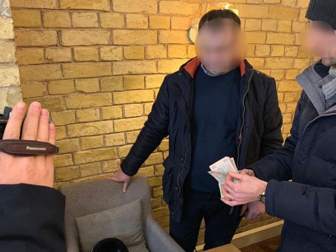 Чиновника и посредника задержали во время получения первой части взятки