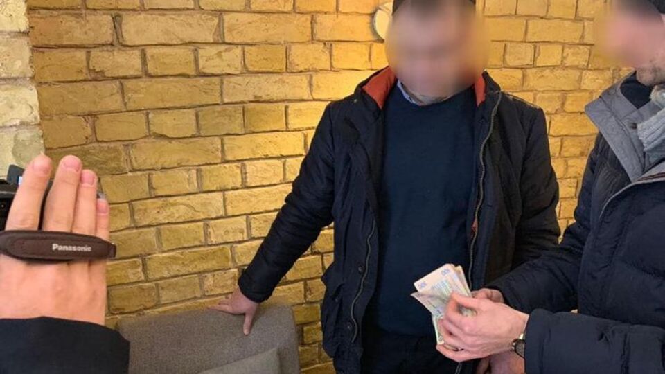 Чиновника та посередника затримали під час отримання першої частини хабара