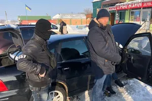 Співробітники СБУ затримали чиновника після отримання чергового хабара