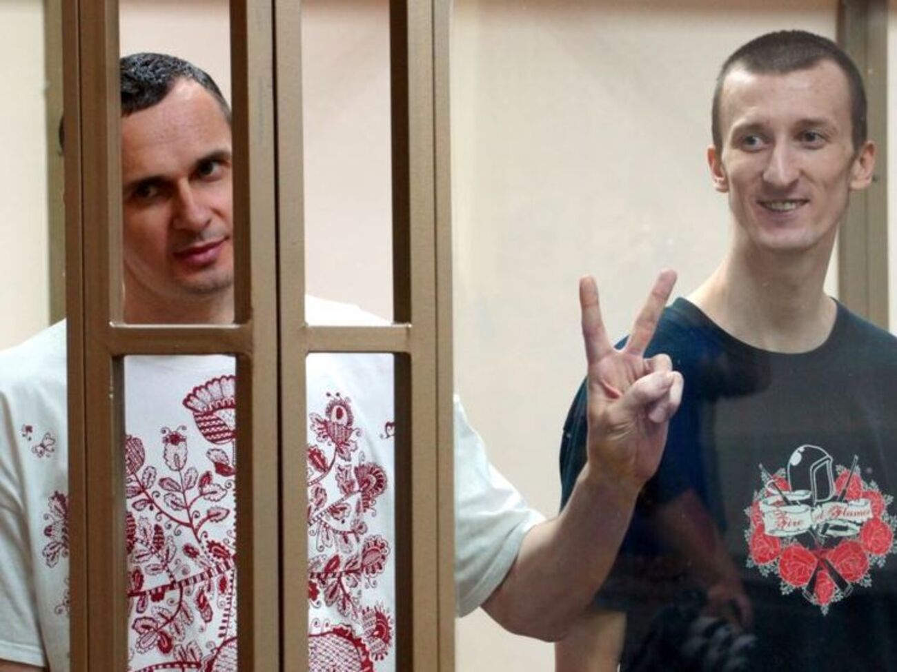 У 2015 році Сенцова (ліворуч) засудили до 20 років позбавлення волі, Кольченка &ndash; до 10