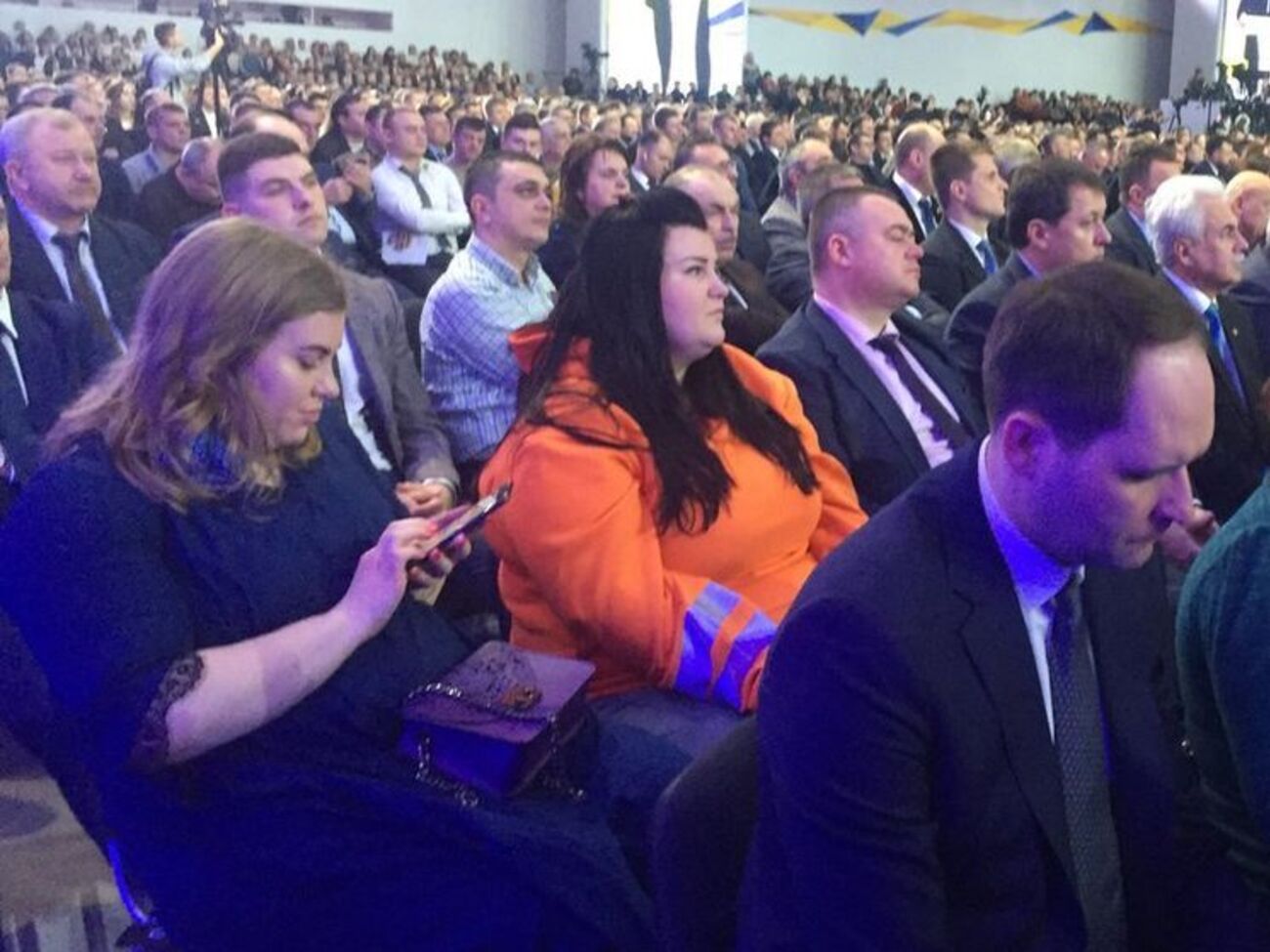 Савраненко (на фото&nbsp;&ndash; в оранжевому одязі) заявила, що&nbsp;покинула&nbsp;захід "за першої-ліпшої можливості"