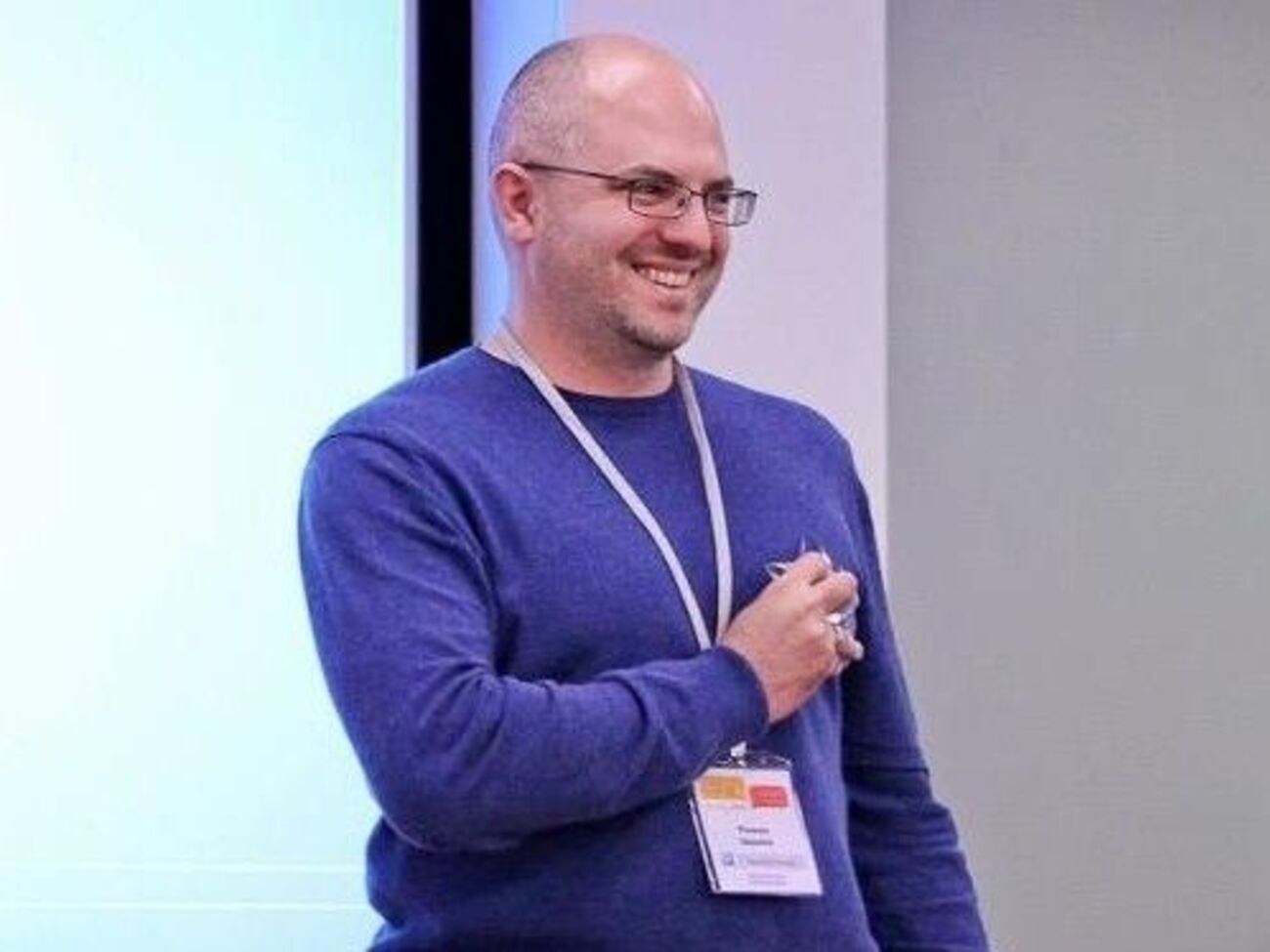 До лицедіїв зі стажем додається ще один – без стажу в політиці, але зі стажем лицедійства. З якого хера ви вирішили, що його наміри щирі?