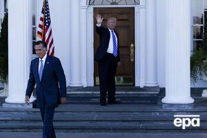 Политика Трампа (справа) усиливает авторитарные альтернативы американскому лидерству, предлагаемые Россией и Китаем, заявил Ромни (слева)