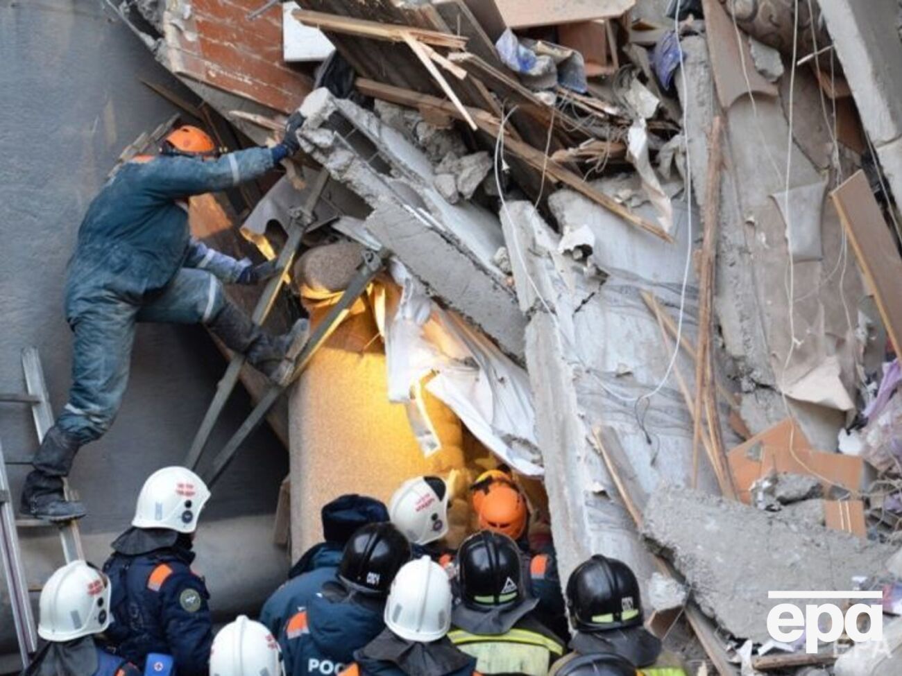 Спасатели продолжают разбирать завалы