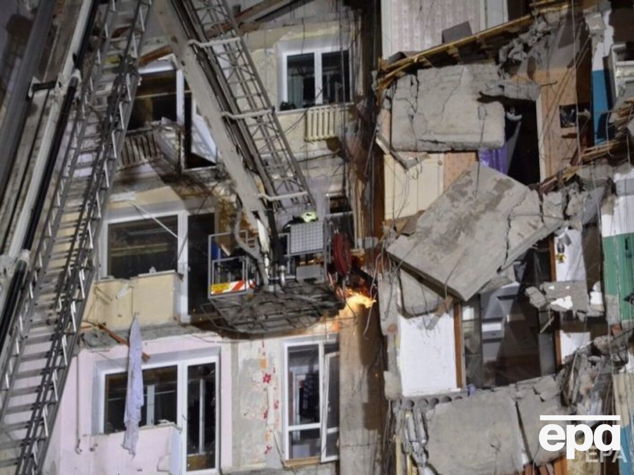 По данным СМИ, взрыв произошел в квартире на третьем этаже, которую 30 декабря снял одинокий мужчина