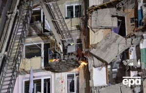 По данным СМИ, взрыв произошел в квартире на третьем этаже, которую 30 декабря снял одинокий мужчина