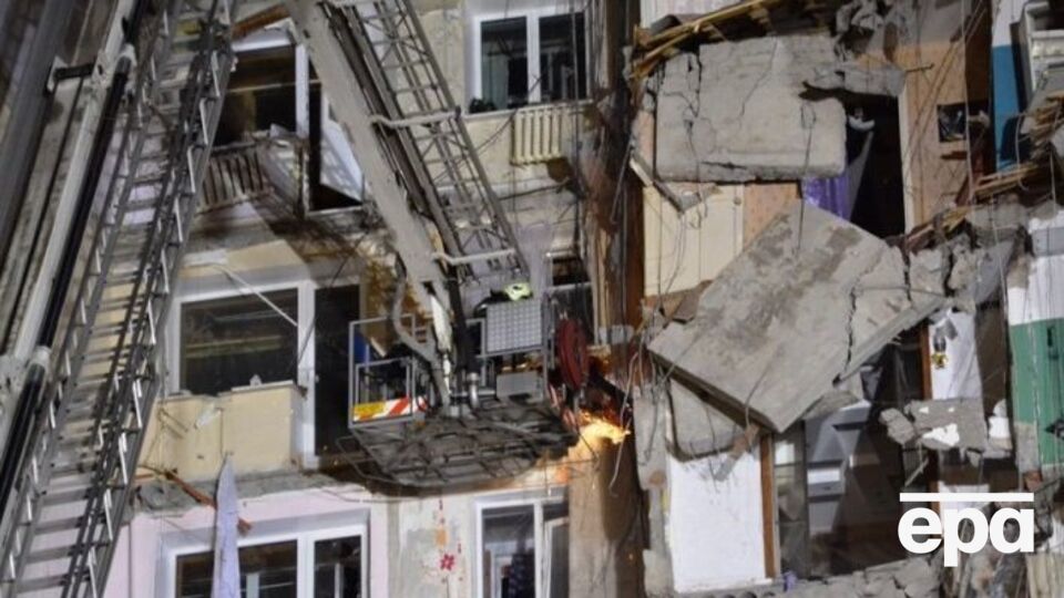 За даними ЗМІ, вибух стався у квартирі на третьому поверсі, яку 30 грудня орендував самотній чоловік