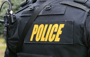 Полицейских в дом к учительнице вызвали соседи