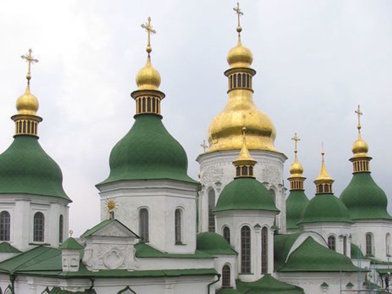 Из здания Софийского собора выпал мужчина