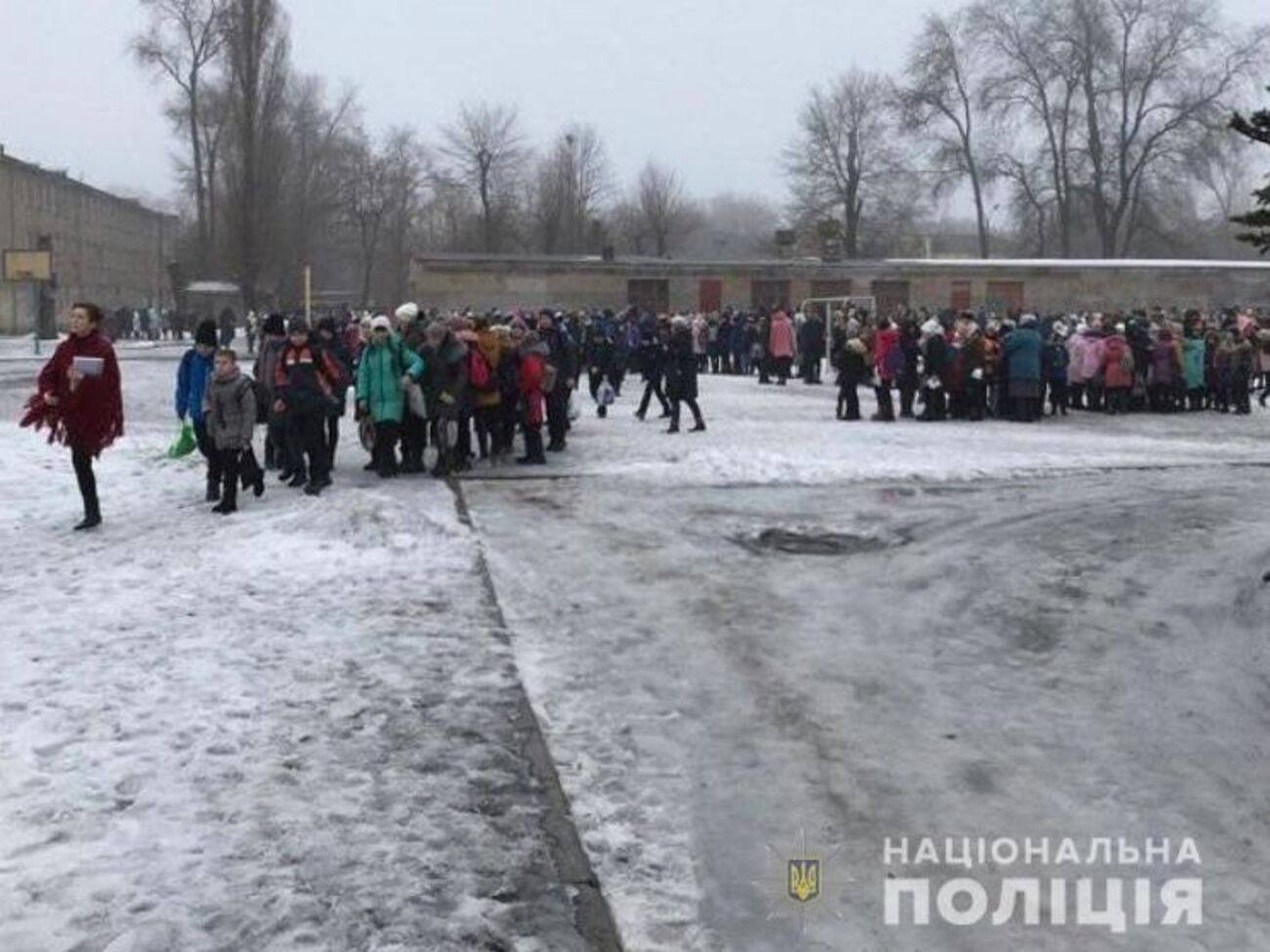В нескольких школах Кривого Рога эвакуировали учеников и учителей, полиция ищет взрывчатку