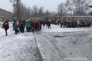 В нескольких школах Кривого Рога эвакуировали учеников и учителей, полиция ищет взрывчатку