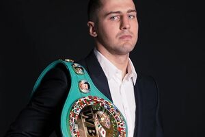 В декабре 2018 года Гвоздик провел свой первый титульный бой в карьере