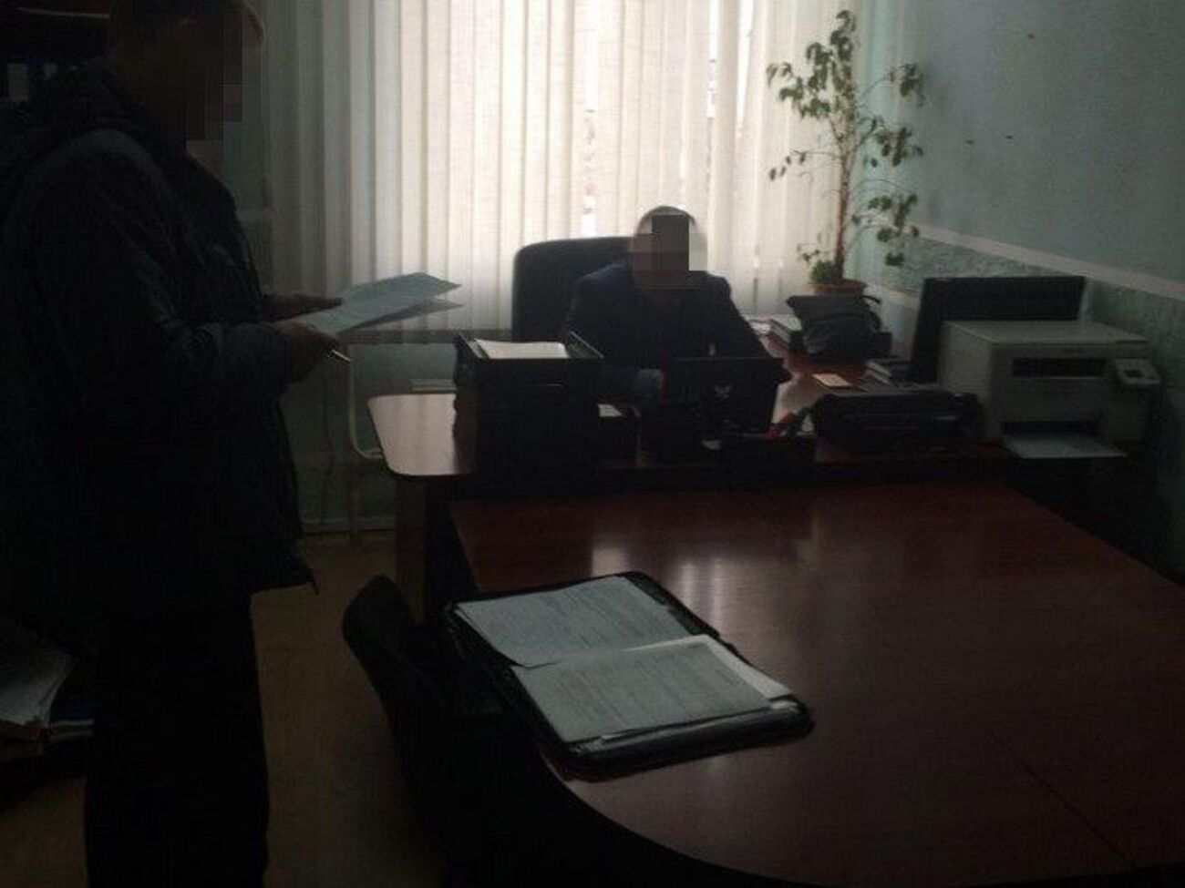 Чиновника затримали у його ж кабінеті