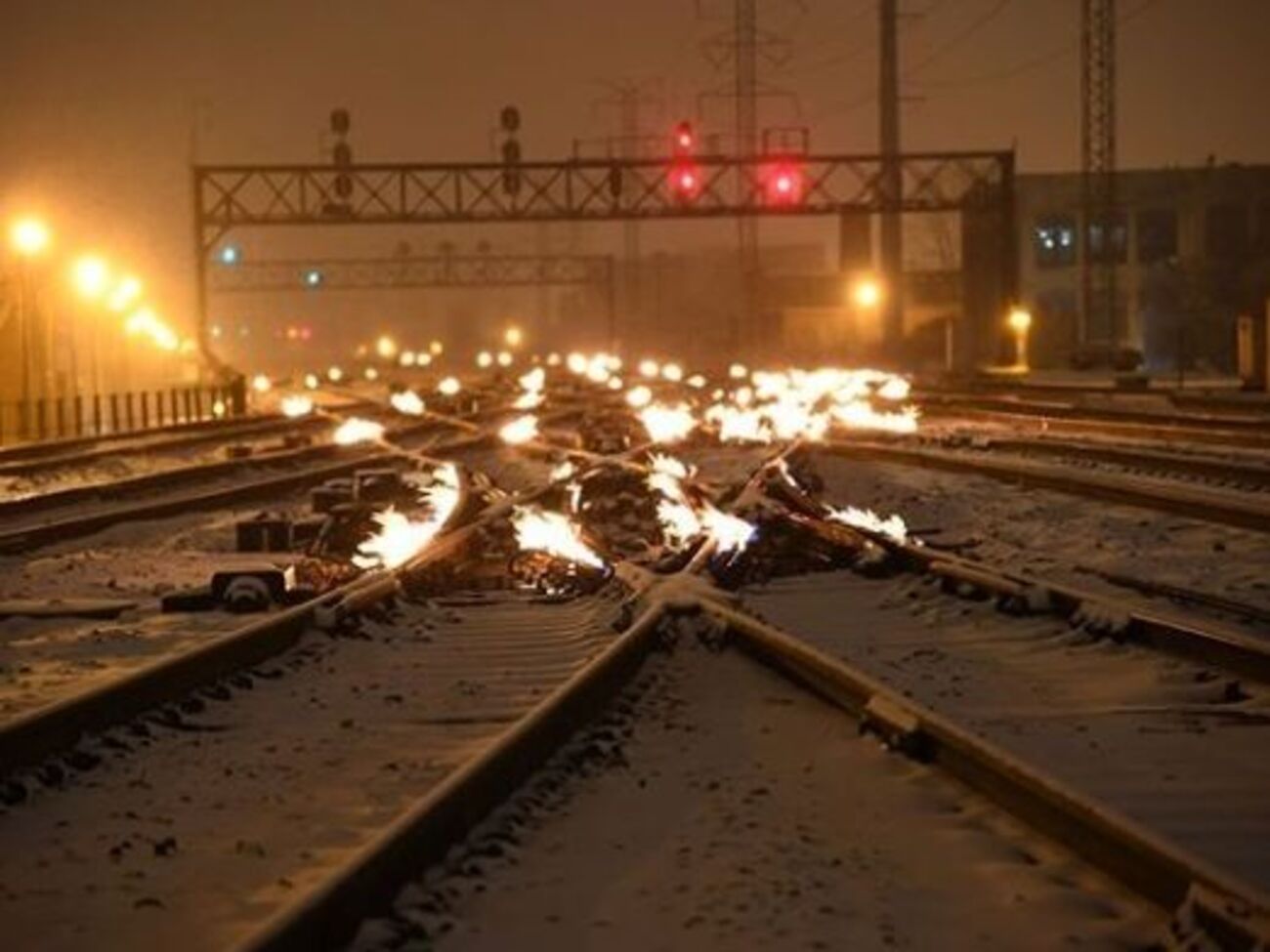 Спеціальні газові обігрівачі підтримують рейки в теплі