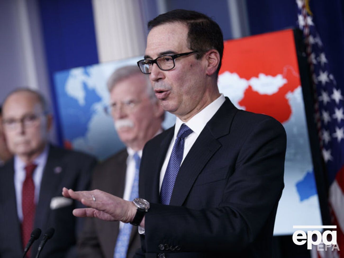 Мнучин говорит, что не продавал долю своей компании Блаватнику