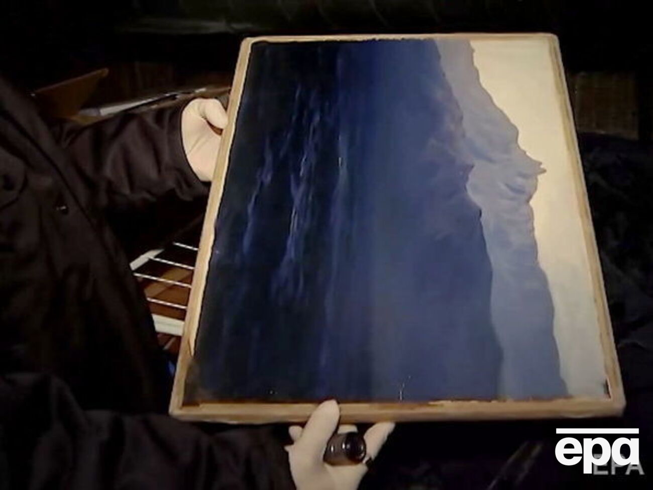 По словам очевидцев, мужчина в Третьяковской галерее 27 января просто подошел к картине и снял ее со стены