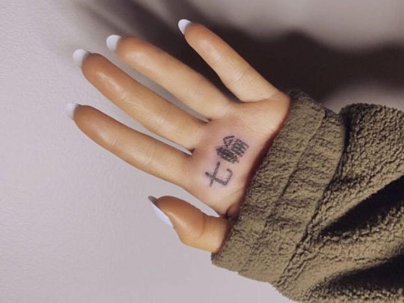 Гранде посвятила тату выходу клипа