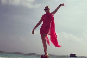 Волочкова: Как усидеть на двух стульях одновременно? Это просто. А на двух лежаках --- исключительно по-волочковски!