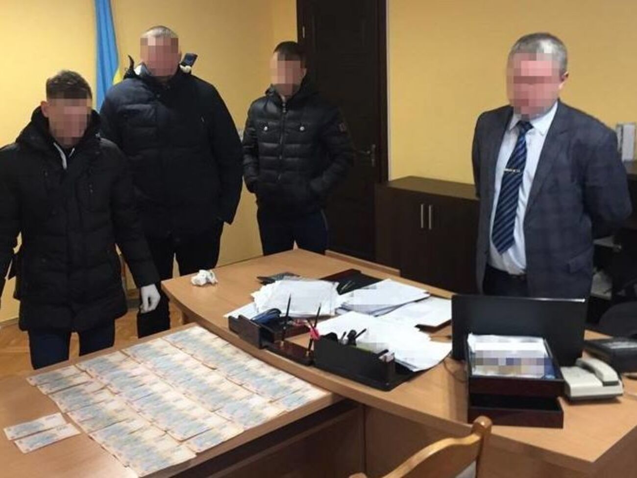 Правоохоронці затримали голову РДА на робочому місці після отримання всієї суми хабара