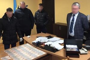 Правоохоронці затримали голову РДА на робочому місці після отримання всієї суми хабара