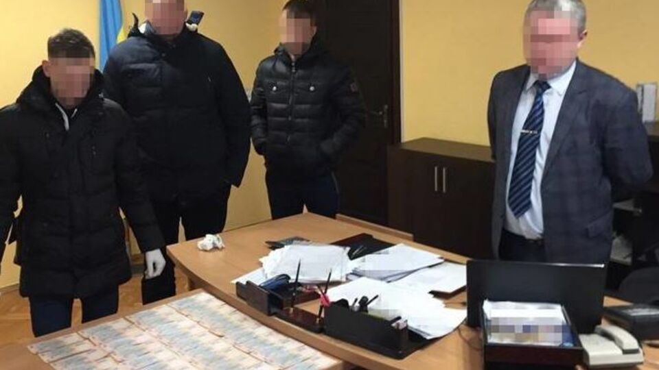 Правоохоронці затримали голову РДА на робочому місці після отримання всієї суми хабара