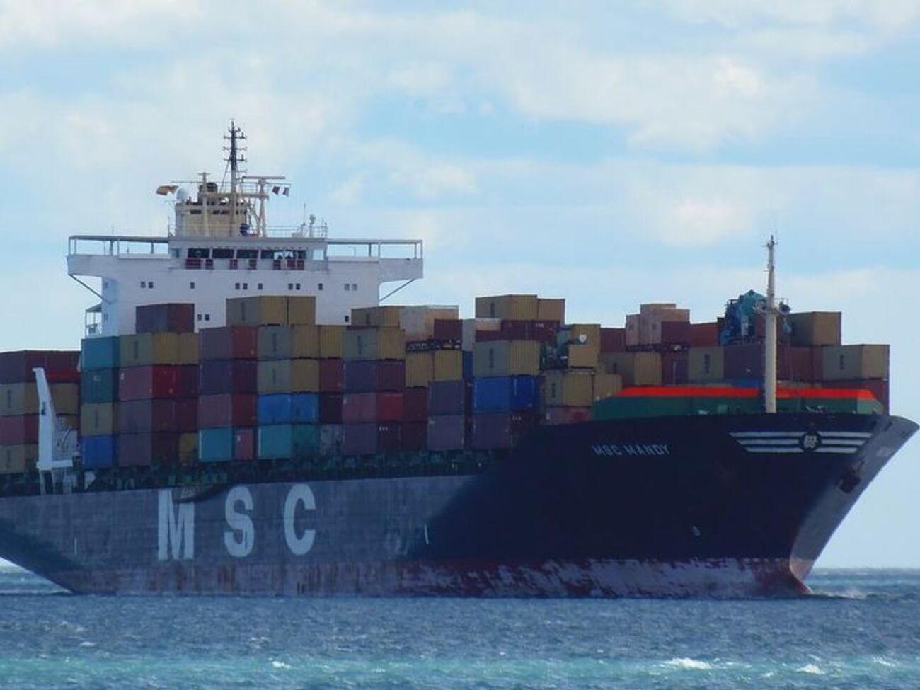 Сейчас MSC Mandy стоит на якоре в Лагосе