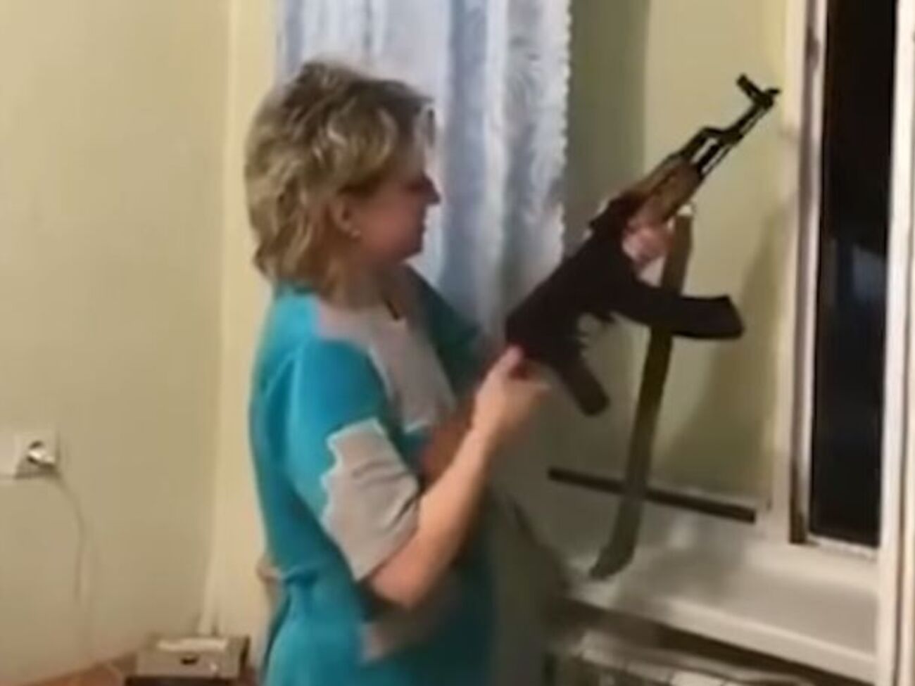 Жінка стріляла у вікно