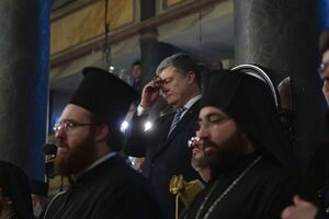 Порошенко (в центрі) подякував усім причетним до надання автокефалії ПЦУ