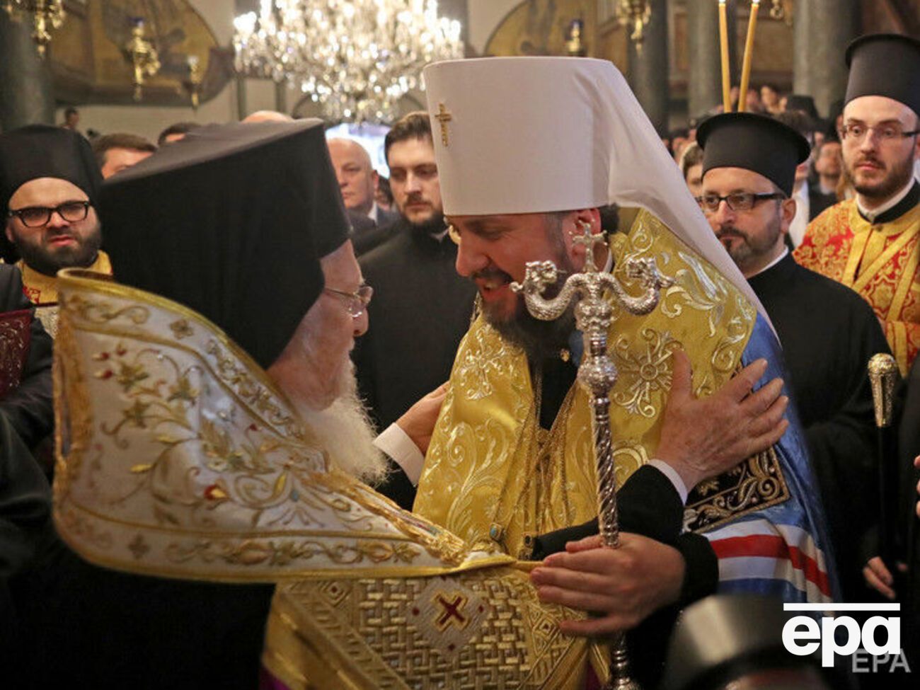 Варфоломей (слева) обратился к Епифанию перед подписанием томоса