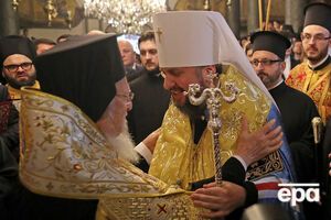 Варфоломій (ліворуч) звернувся до Епіфанія перед підписанням томосу