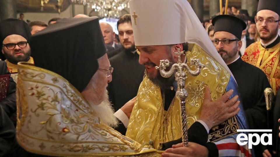 Варфоломій (ліворуч) звернувся до Епіфанія перед підписанням томосу