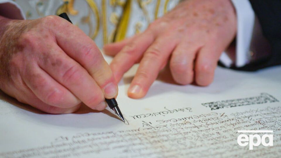 5 січня вселенський патріарх підписав томос про автокефалію української православної церкви