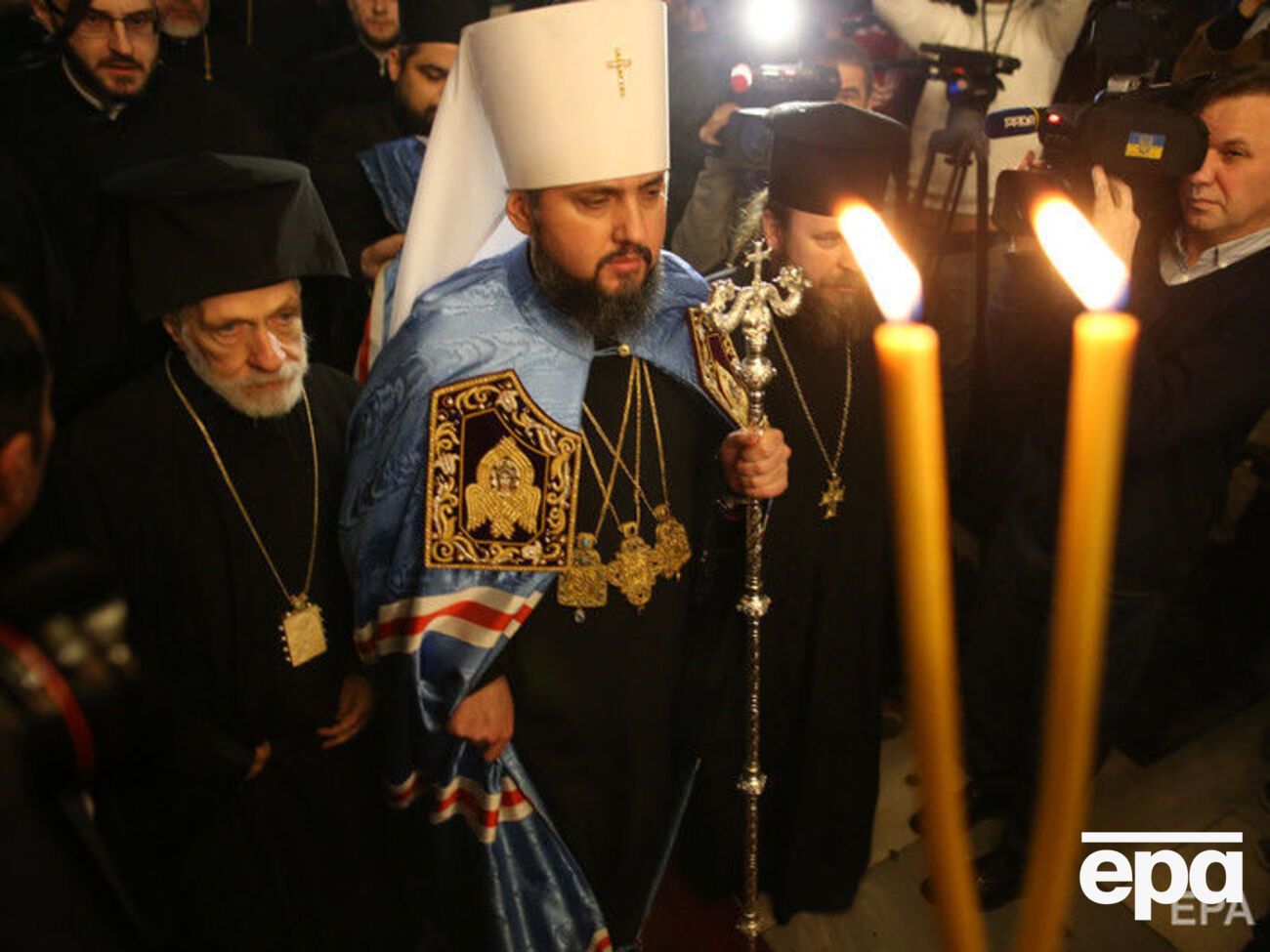 Згідно з текстом томосу, митрополит Київський отримав місце в диптиху вслід за предстоятелем православної церкви Чехії і Словаччини