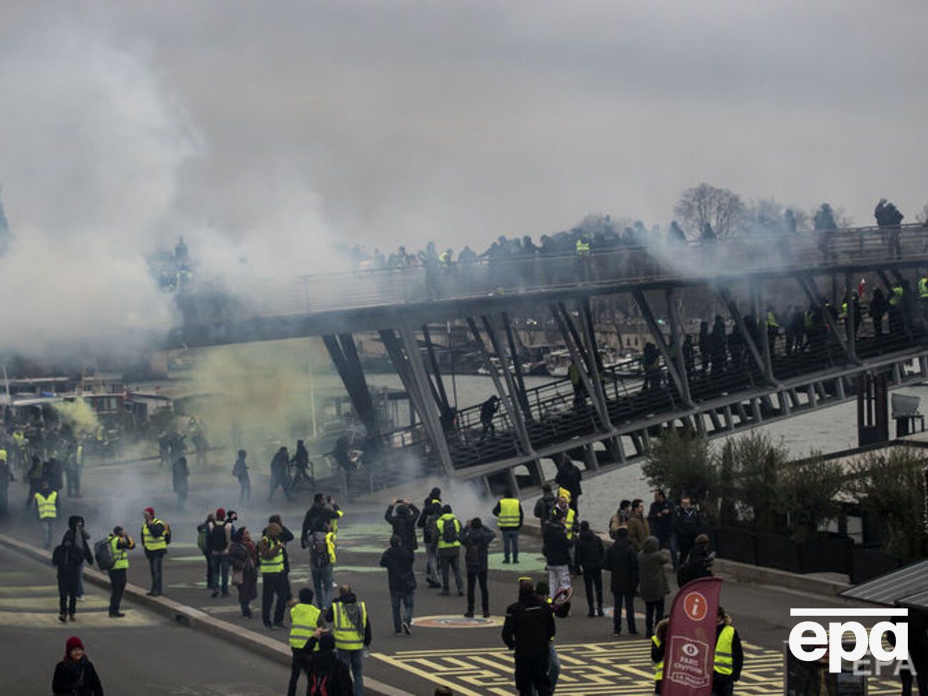 Во Франции продолжаются массовые акции протеста
