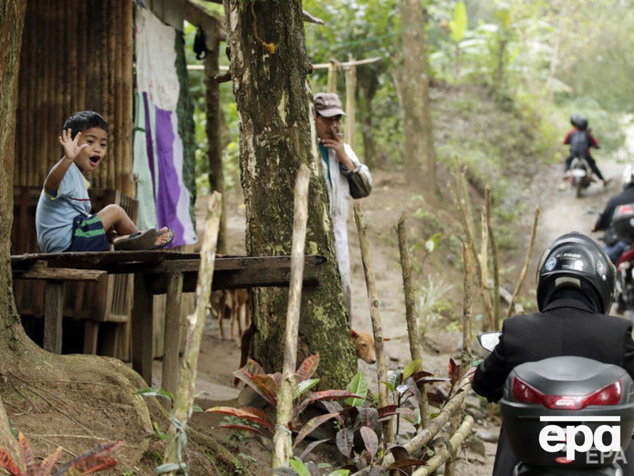 Багато жителів постраждалих регіонів Філіппін відмовляються покидати свої будинки